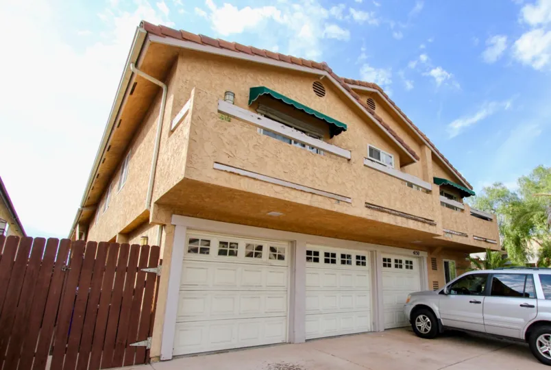 THE Teralta MOST ATTRACTIVE LOOKING WITH BALCONY AND LUXURIOUS CAR COMFORTABLE CLIMATE VISIT IN WEEKEND
