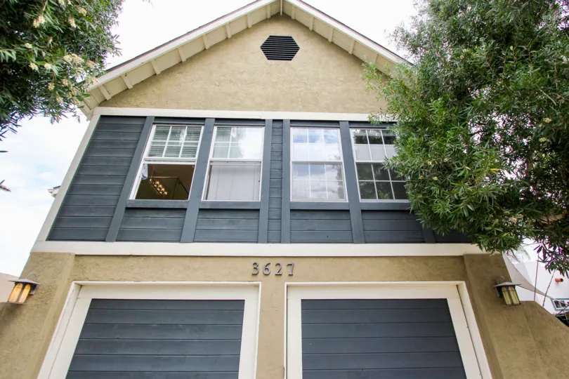 Duplex home with glass slider and amenities in Victorian House VI.