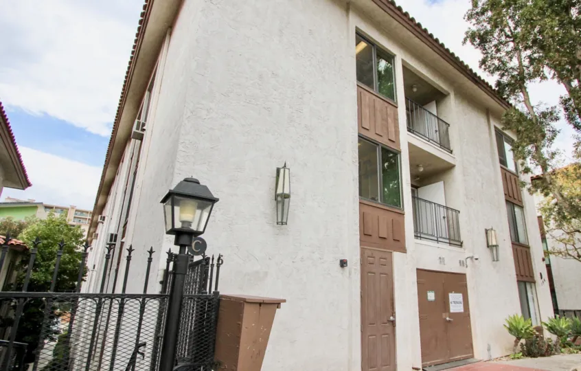 The apartment in the Villa Sao Miguel has light lamp at the side