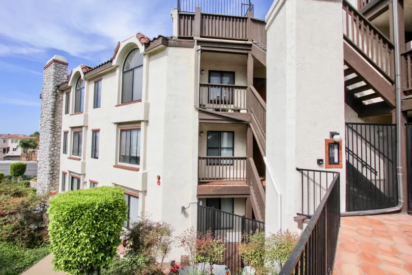 Big stone-built apartment with three floors and many rooms in Ocean Beach, California