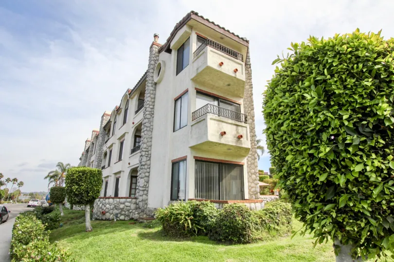 Bay Point in ocean beach long and beautiful building with balcony nice lawn and tree clean way come in weekend