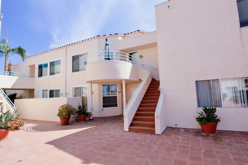 Bermuda 12 complaex in Ocean Beach California. Phenomenal layout and creative design