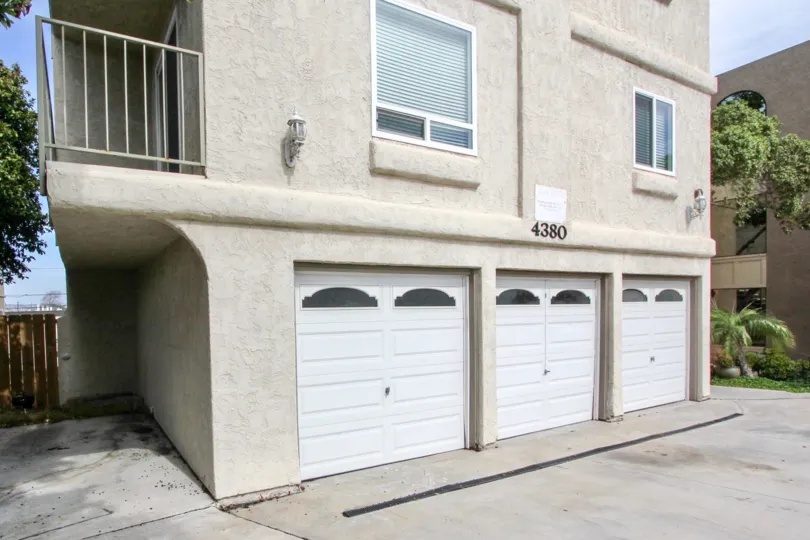 A house with number 4380 has lamp and glass door with balcony