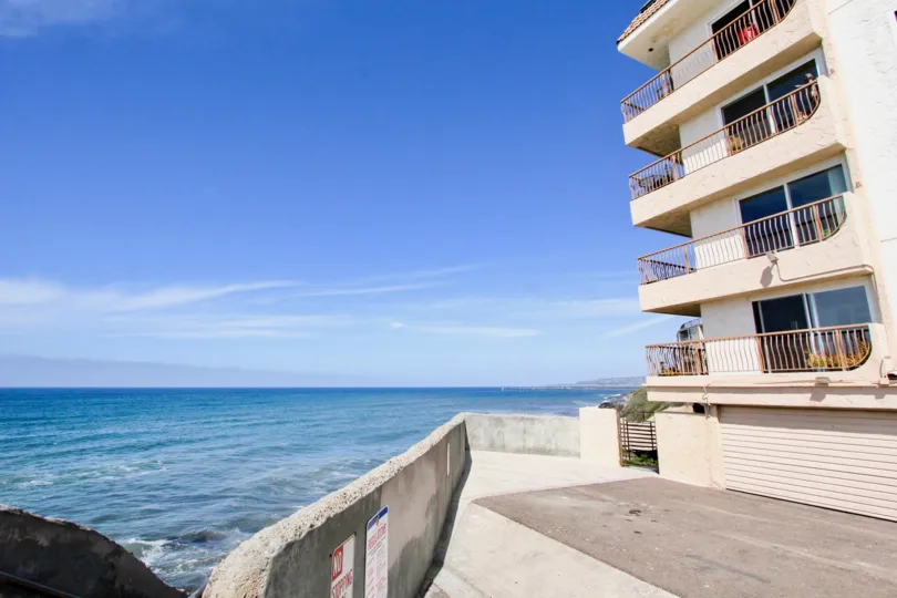 Apartment with four floors with iron railing in Casa De La Playa.