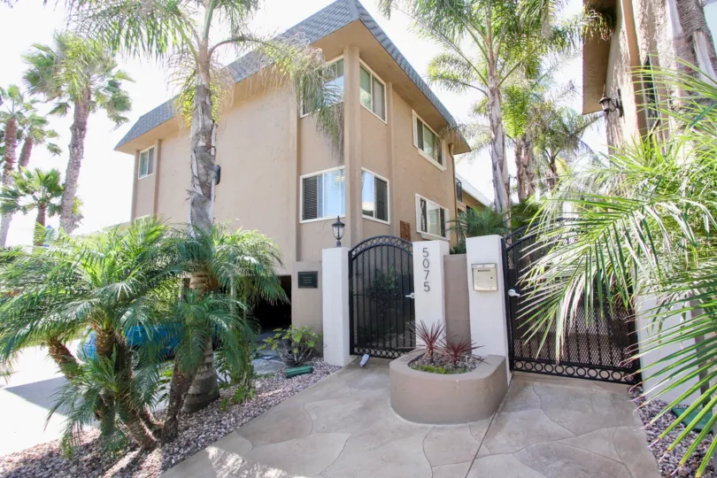 A single house/villa 5075 with an entrance gate with glasses at the sides at Casa Marina