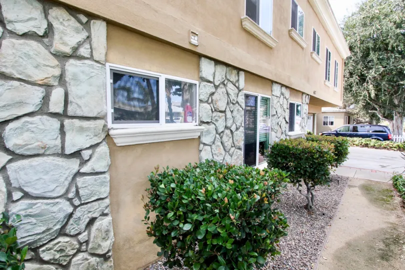 the mentone villas is a glass house of the ocean beach city in ca