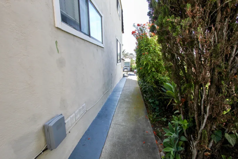 Looking down the side pathway towards the street at the Narragansett Villas in Ocean Beach, CA