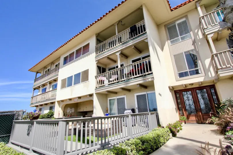 Blue skies above an apartment complex in Oceanus in Ocean Beach, CA.