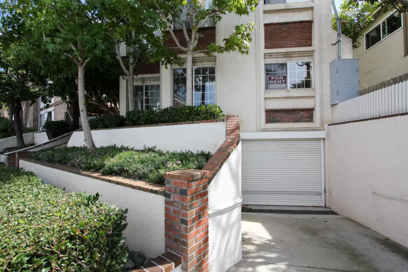 a house in Poinsettia Villas ocean beach thats on rent with a viewof its garage enterance