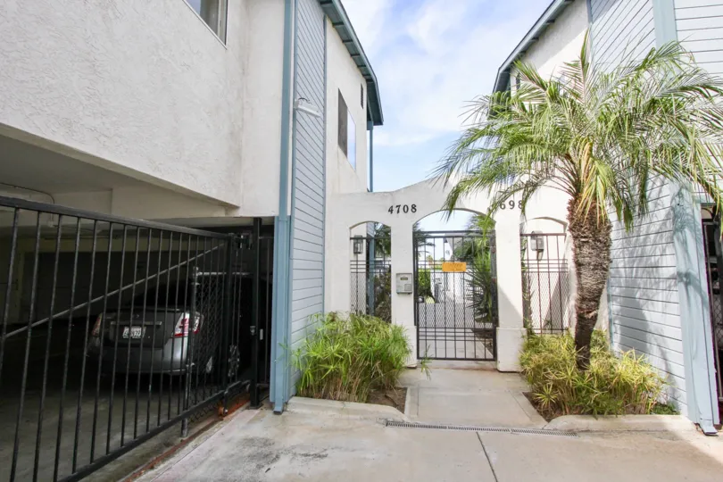 entry to 4708 with car parking space viewable, spinnaker ocean beach