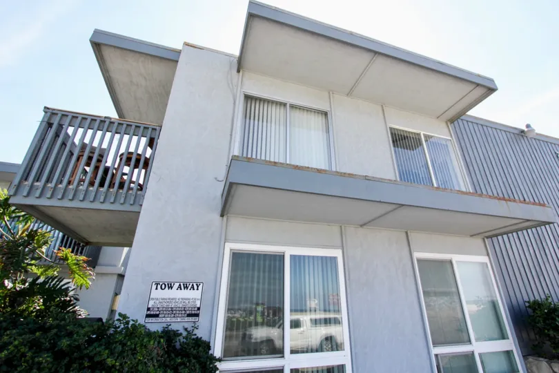 Apartment building on a clear day in Ocean Beach, California