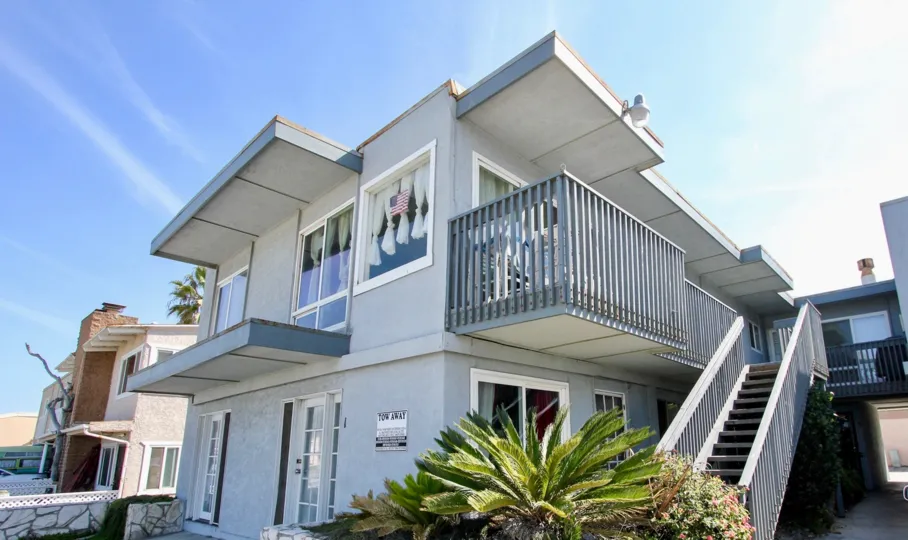 The spary beach community also features multiple churches, a public library, a U. S. post office, and a vegetarian food co-op. Recreational facilities include the Ocean Beach Recreation Center, Dusty Rhodes Park, and the Robb Field athletic fields and ska