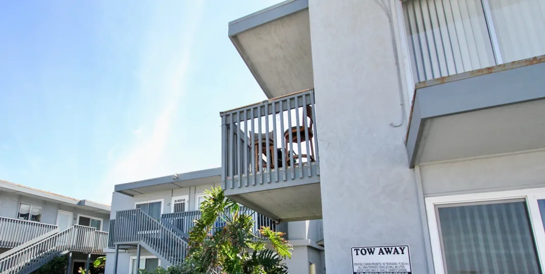 A SUNNY DAY WITH THE SPRAY WHICH HAS STEEL STEPS ATTACHED