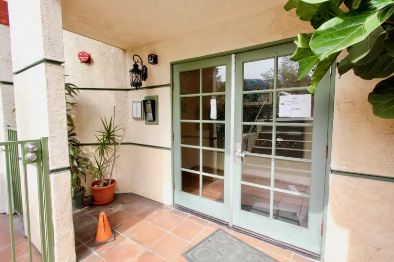 An entryway to the Sunset view community in Ocean Beach CA