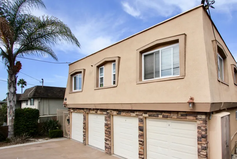 Temecula Heights beautiful bungalow and nice color in this bungalow and nice garden with tree attractive aerie