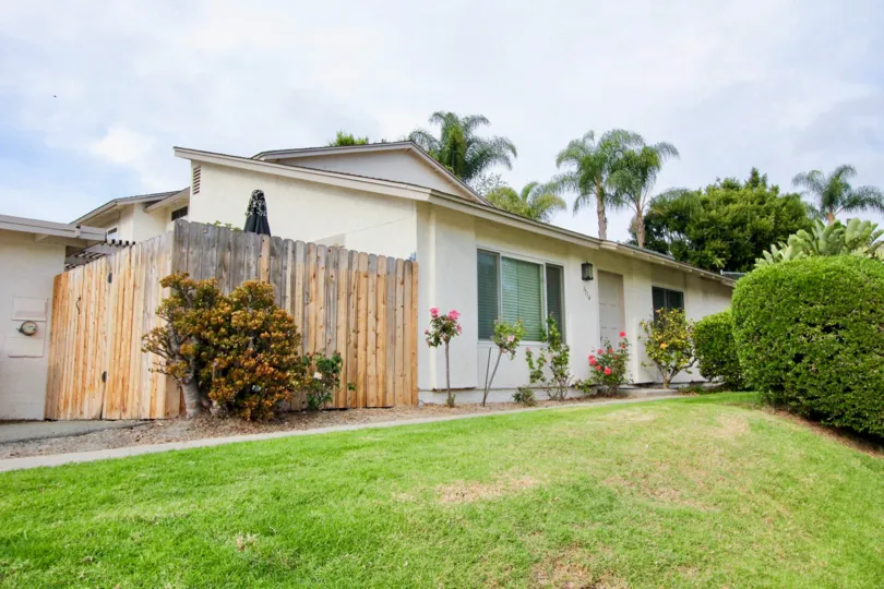 Green neighbourhood of the Apartment at bay Shores, Oceanside, California