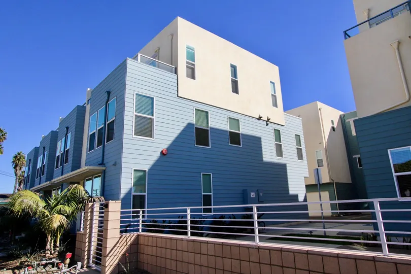 Beachwalk at Cassidy, Oceanside, California, bright blue sky, brown compound wall