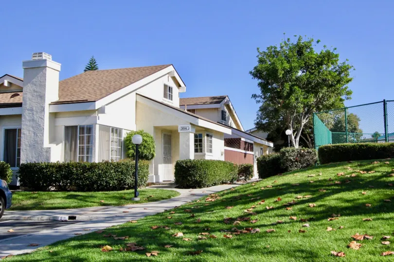 It's a beautiful backyard of a building with green grass around.
