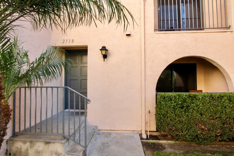 Casa Collado, Oceanside, California, trimmed bushes, aluminium hand rails