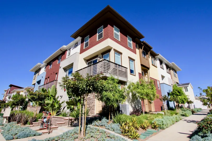 ALT="Cleveland Street 8 Townhomes Community at Oceanside in California"