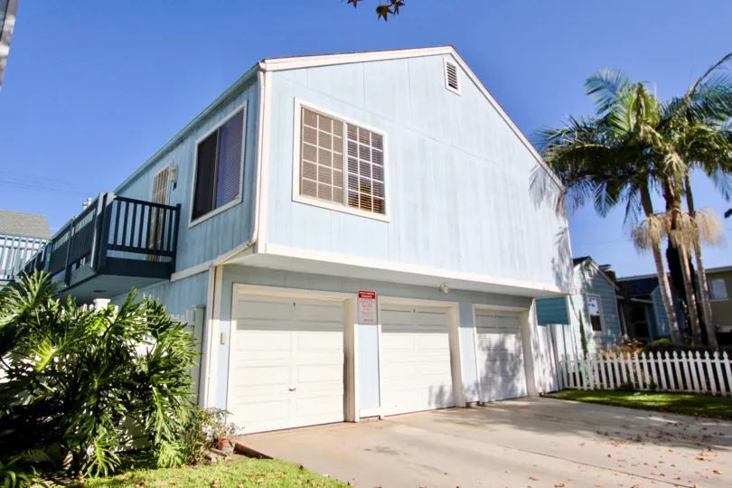 Small white building near swimming area inside the Driftwood Estates community in Oceanside CA