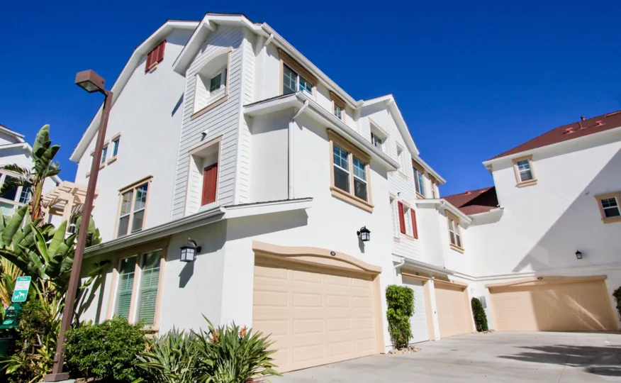 Town home on a sunny day in the Harbor Cliff community