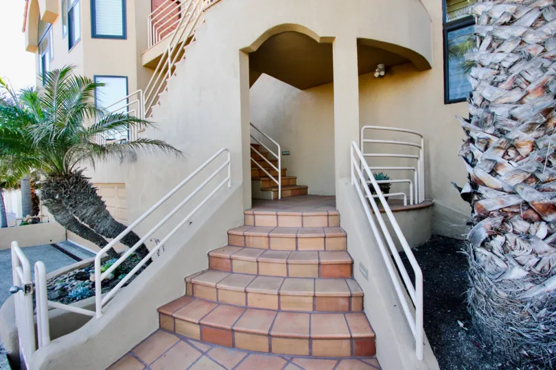 A PLEASANT DAY WITH WELL DESIGNED HOUSE WITH EXPANDING STEPS