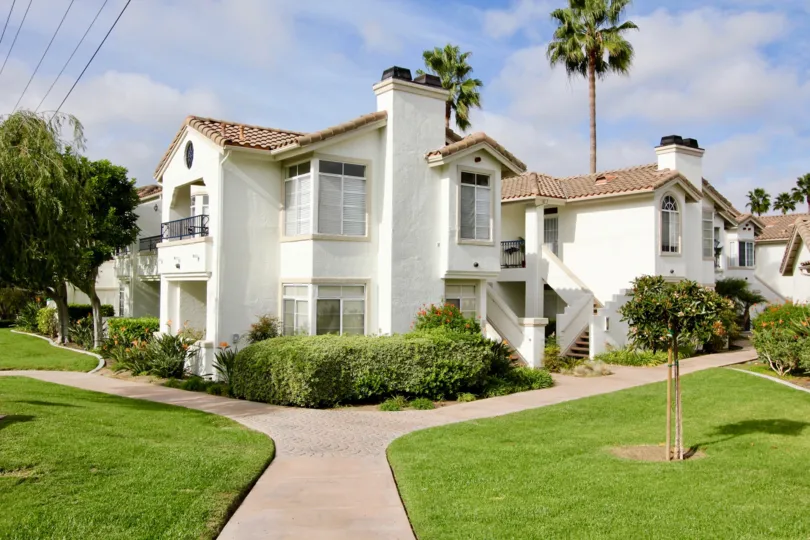 Beautiful lawn with good maintenance of plants in front of the building in Mission Del Oro.