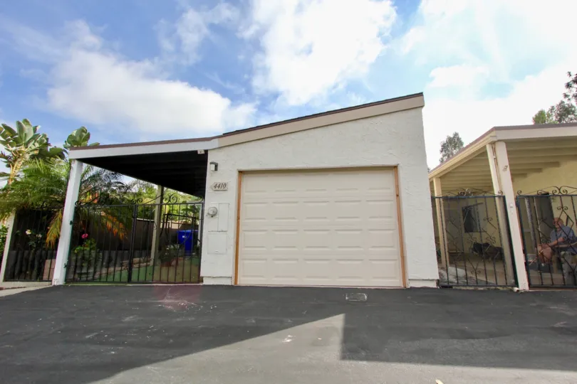 This quaint garage sits under the sun in Oceanside, California