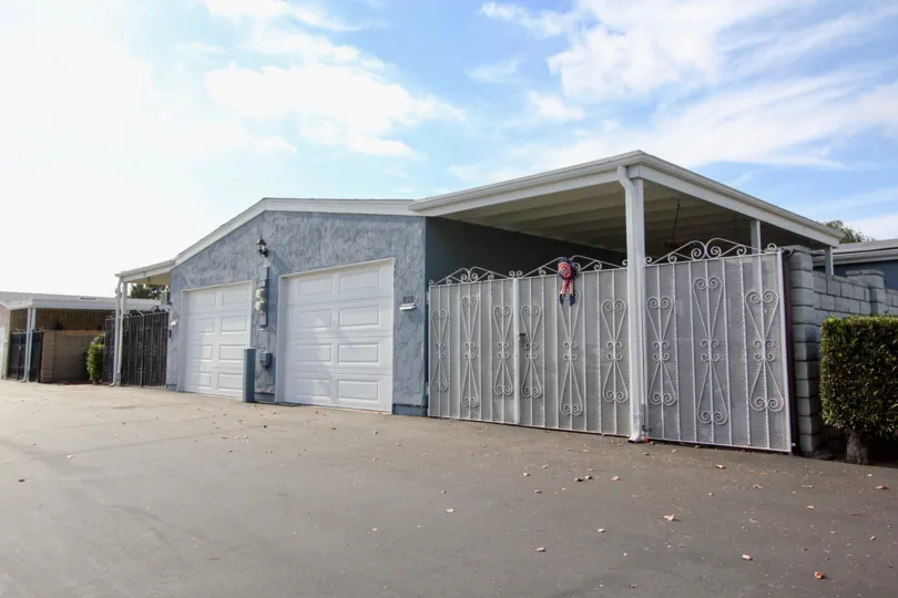 Wonderful day with big garage and big area in Oceana South