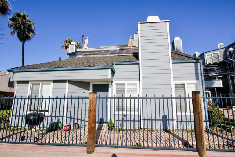Wonderful fenced entry and front yard in Pacifica Strand, in the city of Oceanside, CA.