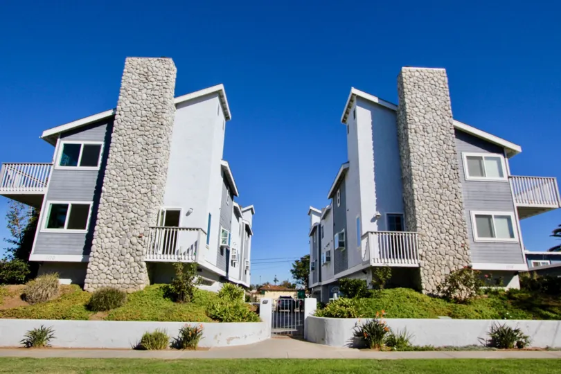 the two home look the same and beautiful in S Tait street condos