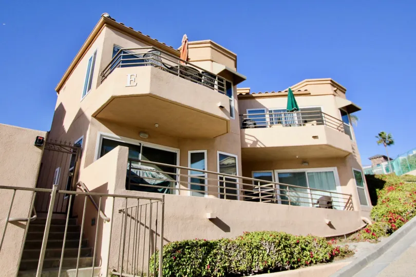 Simple building with nice architectural over view with iron railings in San Miguel III.