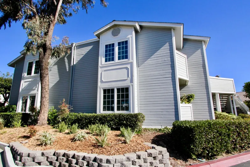 5 min walk to the beach in one of Destin's favorite beach resorts. Play the par 3 golf course. Swim in one of 5 pool areas, or enjoy the hot tubs. Drive right up to the condo door, just 3 steps up on the main floor. In a gated community with security guar