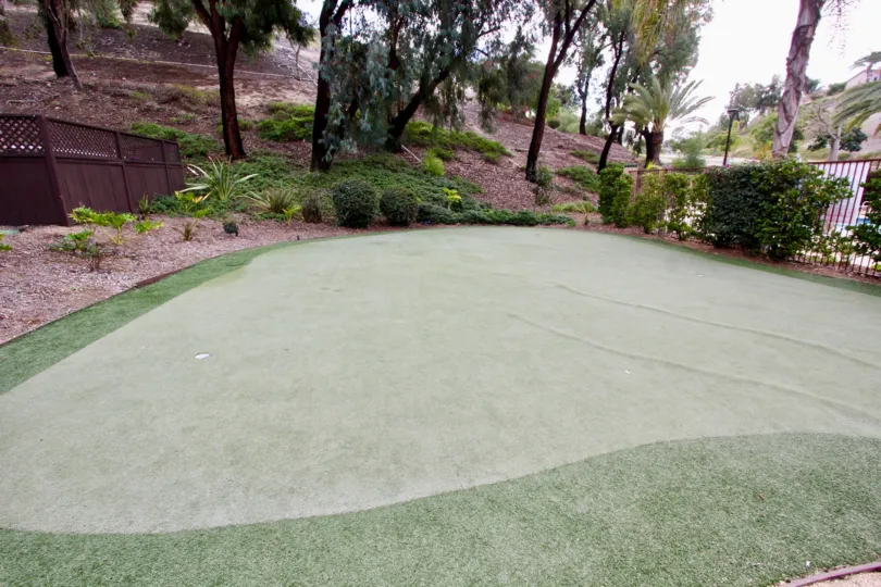 A cloudy day on the minigolf course with a hill as a background