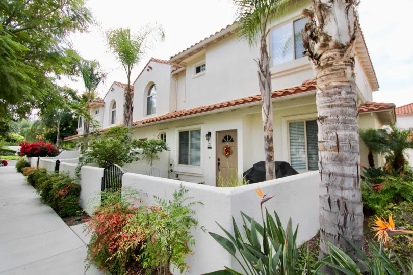 This villas draw the eyes both with their wonderful architecture, and lovely garden