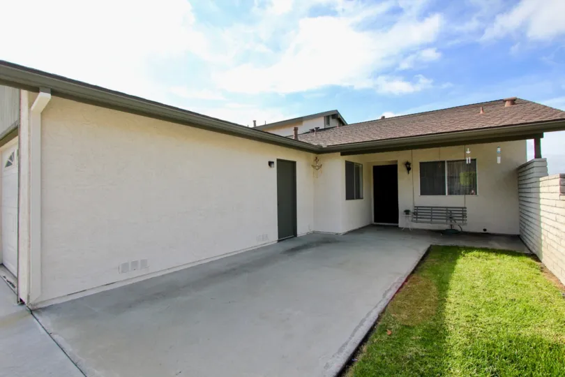 Centered path to the entrance side car parking area and lawn to the house in Vista de Oceana.