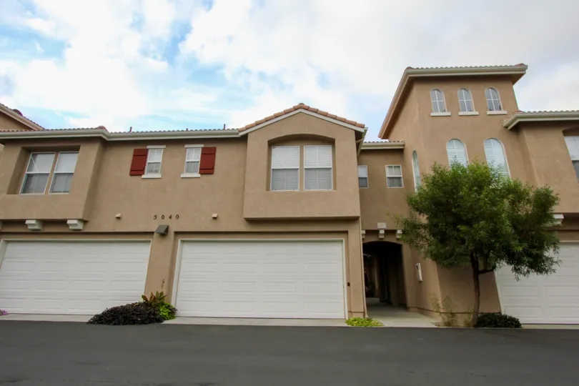 Curve shaped slanting roof with narrow passage to the home in Vista Monte.