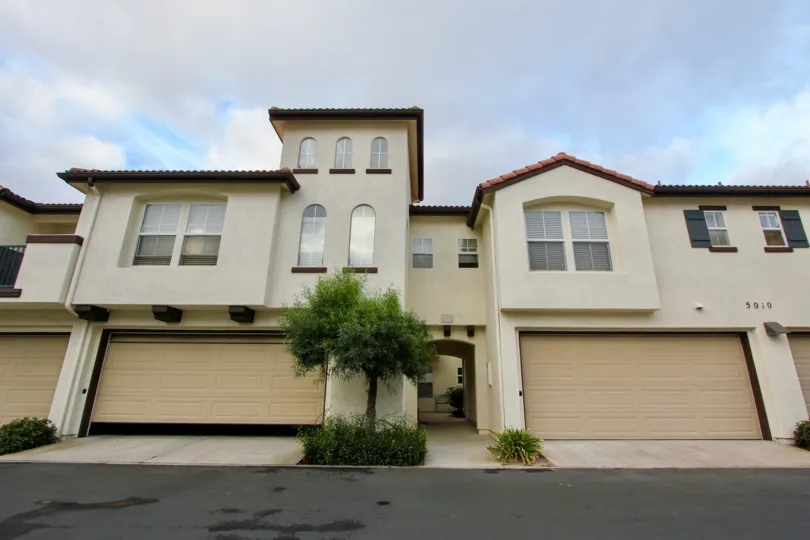 A huge building with slanting roof and nice car parking area in Vista Monte.