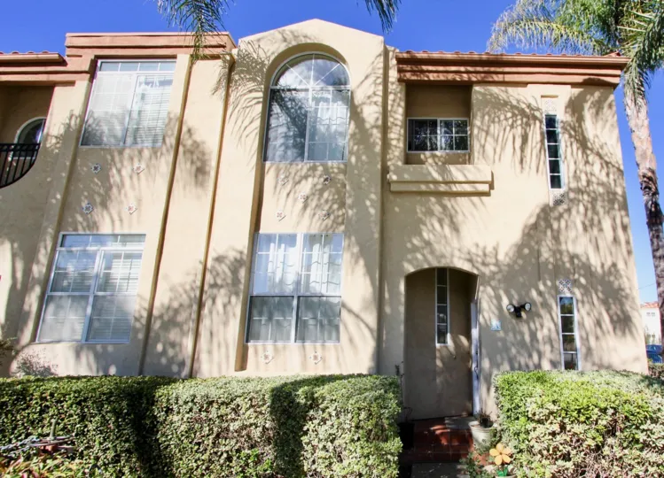 THE APARTMENT IN THE WIND & SEA TOWNHOMES WITH THE PLANTS, GLASS WINDOW.