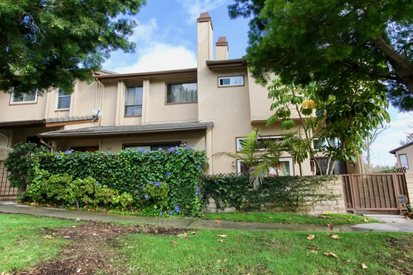 THE APARTMENT IN THE WOODLANDS IVY WITH WOODDOOR, GRASS LANDS, PLANTS, TREES.