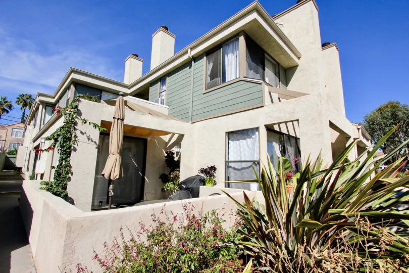1076 Opal community residence side view varanda, Pacific Beach, CA