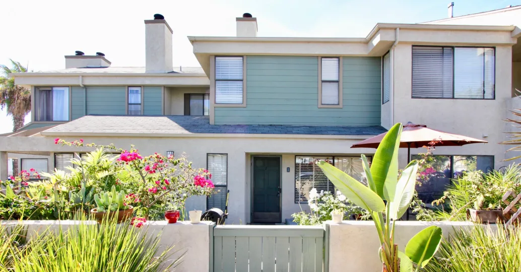THE HOUSE IN THE 1076 OPAL WITH THE FLOWER PLANTS, BANANA TREE, GRASSES, UMBRELLA