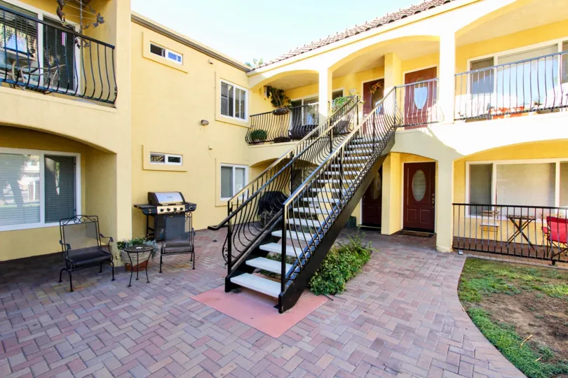 1915 Emerald is a wow apartment, with a tone of gold looking cream. This can only be seen at the Pacific Beach, Californa