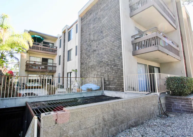 Beautiful apartment with cellar area and parking place in 3745 Riviera of Pacific Beach