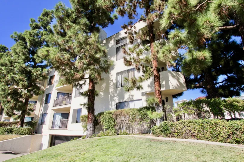Elegant 3770 Crown Point apartment in the Pacific Beach, california