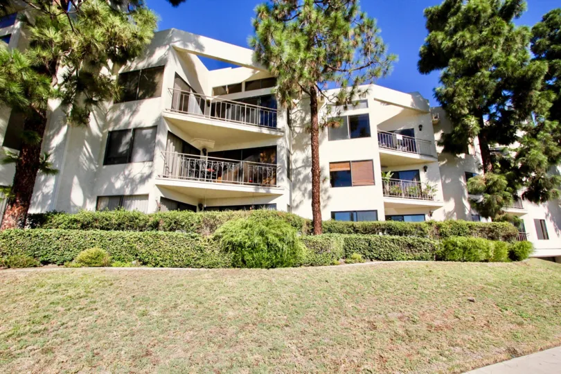 3770 Crown Point's grand elegance is one that is aww inspiring. Can only be seen in Pacific Beach, California