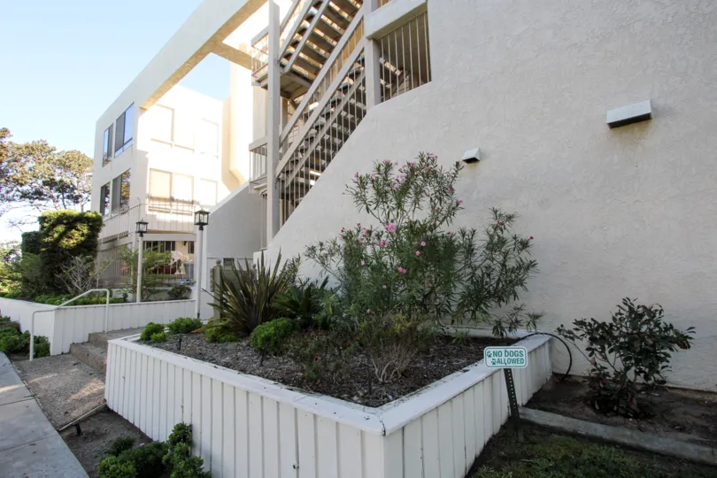 Amazing Edific Number 3770 Crown Point, Pacific Beach, California