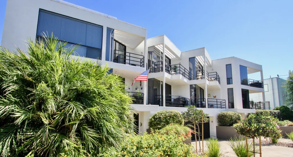 A SUNNY DAY IN THE 3907 GRESHAM STREET WITH A WHTE COLOURED HOUSE THAT IS BEAUTIFULLY ARCHITECT