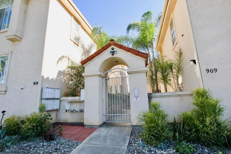 Agate manor in the Pacific Beach with two floors and beautiful garden in that building